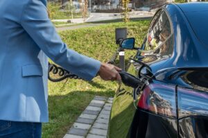 E-Auto zuhause laden: Was Eigentümer und Mieter wissen müssen