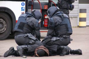 Gewalttat in der Mietwohnung: Was Mieter & Vermieter wissen